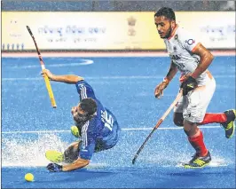  ??  ?? India's Harmanpree­t Singh (R) fights for the ball with Argentina's Diego Paz during their semi-finals of the Hockey World League Final match at Kalinga Stadium in