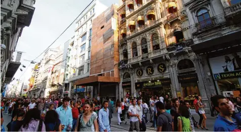  ?? Symbolbild: Alexander Kaya ?? Istanbul – die Stadt an der Nahtstelle zwischen Europa und Asien – gilt als attraktiv für Urlauber. Doch manch Reisender hat Bedenken.