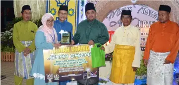  ??  ?? Azhar presents prizes to the Qariah champion as (from left) Drahman Sisi, Rosli, Drahman Kawi and Abdul Aziz look on.