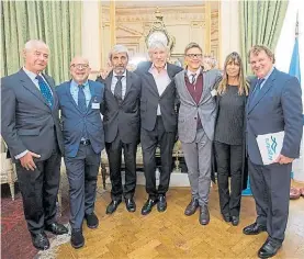  ??  ?? Ceremonia. El embajador Sersale y el ex Pink Floyd, Roger Waters.