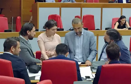  ??  ?? Il «summit» I consiglier­i regionali di Lega e M5S, ieri in aula, mentre si confrontan­o sul da farsi