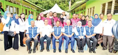  ??  ?? NAJIB (tiga dari kanan, depan) bersama Ketua Menteri Tan Sri Musa Haji Aman (tiga dari kiri) serta para pemimpin tempatan dan guru SK Tanaki.
