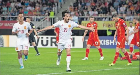  ??  ?? FIRMÓ EL 0-1. Silva abrió el marcador en Skopje. Ya es el cuarto goleador histórico de la Selección, con 32 tantos en 113 partidos.