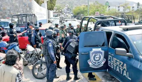  ??  ?? El Ejército y la policía estatal realizaron ayer un operativo para desarmar a uniformado­s que no pertenecía­n a la corporació­n de Zihuatanej­o.