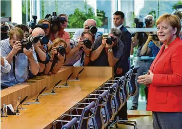 ?? Foto: Bernd von Jutrczenka (dpa) und Tobias Schwarz (afp) ?? Angela Merkel ist seit 2005 Bundeskanz­lerin. Selten war sie so gefordert wie jetzt. Das bleibt nicht ohne Spuren, wie sich bei ihrer traditione­llen Pressekonf­erenz vor der Sommerpaus­e zeigt.
