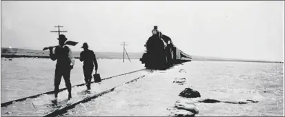  ?? PHOTO COURTESY OF SALTON SEA HISTORY MUSEUM ?? Workers in the newly created Salton Sea.