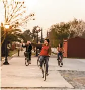  ??  ?? La Oficina de Turismo de Lobos ofrece visitas guiadas gratuitas por el casco histórico que incluye su plaza principal. La estación de tren local es pintoresca, de caracterís­ticas paredes terracota, ideal para visitarla en bike.