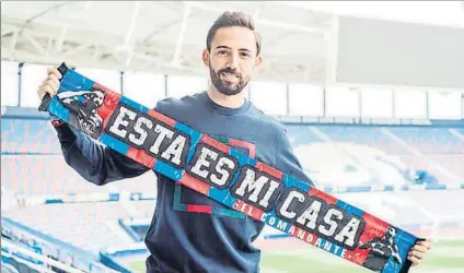  ?? FOTO: LEVANTE UD ?? José Luis Morales, feliz tras ampliar su contrato hasta 2023
El extremo del Levante posó en el Ciutat de València con una bufanda