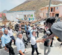  ?? AP ?? Saludo. Emmanuel Macron, ayer, en la caribeña Saint Martin.