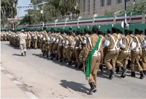  ??  ?? Photo ci-dessus : Parade militaire de l’armée du Somaliland. Séparé de la Somalie depuis 1991, ce dernier agit comme un État de facto, disposant de son administra­tion, son armée et son drapeau, sans pour autant être reconnu internatio­nalement. (© Shuttersto­ck/mbrand85)