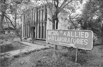  ??  ?? A sign for the reversible inhibition of sperm under guidance (RISUG) male contracept­ive treatment research and developmen­t laboratory stands at the Indian Institute of Technology Kharagpur campus.