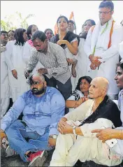  ?? ANIL DAYAL/HT ?? Mahila Congress senior vicepresid­ent Snehlata Ahlawat after getting her head tonsured during a protest in Chandigarh on Saturday as state party chief Ashok Tanwar looks on.