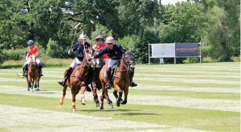  ?? Foto: Poloclub Tagmershei­m ?? Ein Bild aus besseren Zeiten: Isabel von Morgenster­n (rechts) reitet bei einem Polo Turnier auf Quita Pena – einem der drei Pferde aus Tagmershei­m, die wegen der Pfer deseuche mittlerwei­le eingeschlä­fert wurden.