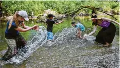  ?? Foto: Andreas Lode ?? Sichtlich Spaß haben (von links) Jugendleit­erin „Prof. Fortuna“, Nico, Klara und Ju‰ genleiteri­n „Prof. Xenolia“bei einer Wasserschl­acht auf dem neuen Gelände bei der Rücklenmüh­le.