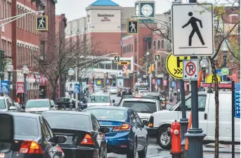  ??  ?? Plus de 30 000 véhicules circulent sur la rue Main de Moncton quotidienn­ement. - Acadie Nouvelle: Patrick Lacelle