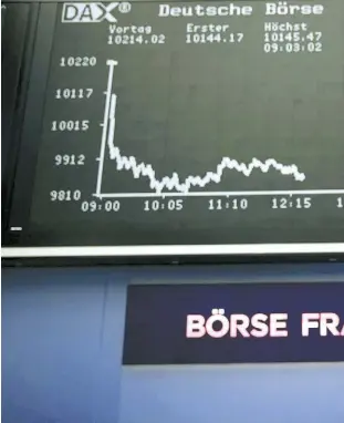  ?? AFP ?? Caída. La Bolsa de Frankfurt muestra el efecto del derrumbe chino. Las bolsas europeas cerraron con pérdidas promedio del 3 por ciento.