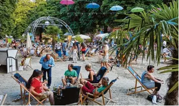  ?? Fotos: Peter Fastl ?? Sechs Wochen gibt es den Kultstrand im Augsburger Schlachtho­fquartier. Laut Veranstalt­ern wird der Kultstrand gut angenommen. Von den Gastronome­n der Kälberhall­e gibt es nun Kritik.