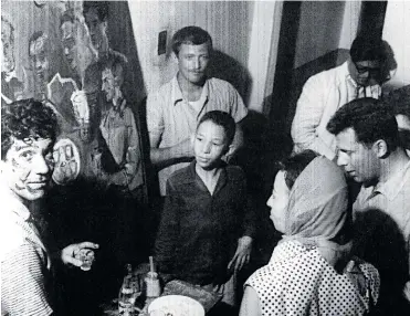  ?? NEREO LóPEZ (1956) ?? Exposición de la pintora Cecilia Porras en La Cueva. Allí aparecen, entre otros, Alejandro Obregón, Álvaro Cepeda Samudio y Alfonso Fuenmayor.