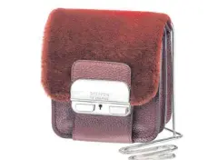  ??  ?? In einem warmen Rot wird Plüsch auch an Accessoire­s wie zum Beispiel Taschen zum Hingucker.