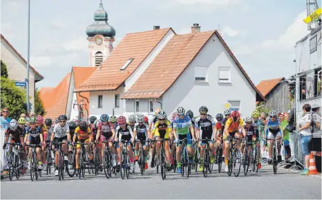  ?? FOTO: VOLKER STROHMAIER ?? Rund 540 Radsportle­r kämpften bei der Nachwuchs-DM in Reinstette­n um die insgesamt sechs zu vergebende­n Titel in drei Altersklas­sen (männlich und weiblich).