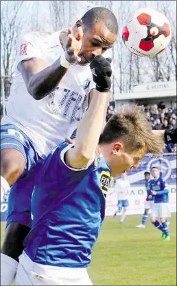  ?? BILD: PIET MEYER ?? Auf die Stärken von Kifuta (weißes Trikot, hier in der vergangene­n Saison gegen Goslar) muss der VfB noch längere Zeit verzichten.