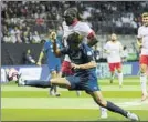  ?? FOTO: GETTY ?? Puyol vs Heskey Torneo en Londres