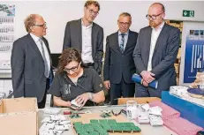  ?? FOTO: KÖPPEN/STADT DUISBURG ?? Bei der IPAS GmbH (von links): Klaus Marjan, Meryem Kaygisiz, Thomas Nierhoff, Ralf Meurer und OB Sören Link.