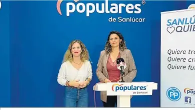  ?? ?? La parlamenta­ria autonómica del PP por Cádiz Ana Mestre, con la presidenta local del partido, Carmen Pérez.