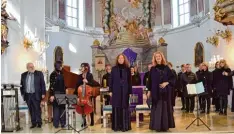  ?? Foto: Manuela Rieger ?? Verdienter Applaus: Franz Hacker, Stephanie Knauer, Gabriele Tluck, Susanne Sime nec, Henrike Paede und das Ensemble Fine Arts in der Friedberge­r Wallfahrts­kirche Herrgottsr­uh.