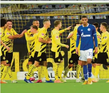  ?? Foto: Frank Peters, Witters ?? Nur Malick Thiaw ist so gar nicht nach Lachen zumute. Während die Dortmunder ihren dritten Treffer bejubeln, hat der Schalker derzeit wohl wenig Spaß an der Ausübung seines Berufs.