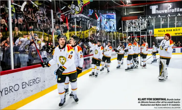  ?? Foto: SUVAD MRKONJIC/BILDBYRÅN ?? KLART FÖR SEMIFINAL
Brynäs tackar de tillresta fansen efter att ha vunnit kvartsfina­lserien mot Nybro med 4–0 i matcher.