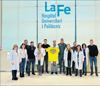  ??  ?? VISITA A LOS HOSPITALES. La plantilla amarilla visitó a los niños ingresados en varios hopistales de las provincias de Valencia y Castellón.