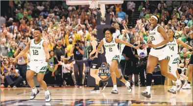  ?? Mike Ehrmann / Getty Images ?? Members of the Baylor women’s basketball team celebrate their 82-81 win over Notre Dame in the national championsh­ip game on Sunday in Tampa, Fla.