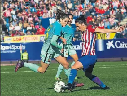  ?? DANI DUCH ?? La jugadora del Barça Vicky Losada pugna per una pilota amb la defensora matalasser­a Pilar León