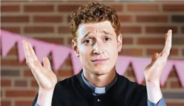  ??  ?? Daniel Donskoy spielt Trickbetrü­ger Maik Schäfer. Der Gauner muss unbedingt in der Kirchengem­einde 50.000 Euro locker machen, damit er seine Schulden und die seines Kumpels begleichen kann.