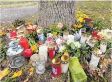  ?? FOTO: DPA ?? Blumen und Kerzen an der Dreisam, wo eine Studentin im Oktober tot aufgefunde­n wurde.