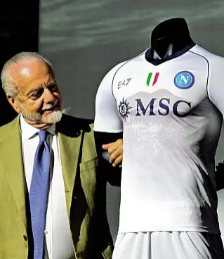  ?? ?? Il presidente Aurelio De Laurentiis alla presentazi­one delle nuove divise di gioco