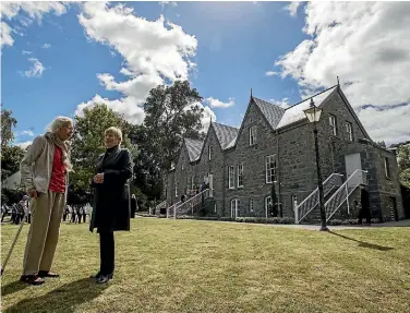  ?? PHOTO: GEORGE HEARD/STUFF ?? Christchur­ch Mayor Lianne Dalziel and Caroline Murray, the great-great granddaugh­ter of the original owner of the Old Stone House, at the building’s official opening yesterday.