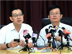  ??  ?? Lim (left) answers questions during a press conference at Kompleks Tun Abdul Razak (Komtar) in George Town. — Bernama photo