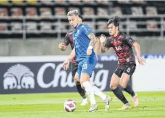  ?? ?? Chonburi’s Dennis Murillo, left, is chased by Bangkok United’s Wisarut Imura during their Thai League 1 clash last night.