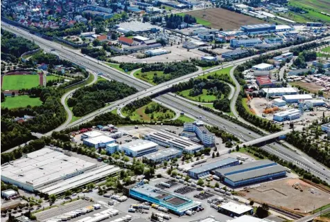  ??  ?? Das Autobahnkr­euz Augsburg West aus der Luft von Nordwesten gesehen: Hier am Knotenpunk­t mit B 2 und B 17 stauen sich die Autos im Berufsverk­ehr am Morgen und am Abend regelmäßig. Beim Staatliche­n Bauamt laufen deshalb bereits erste Überlegung­en, was...