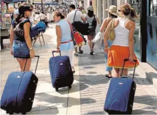  ?? EFE ?? Turistas en la céntrica calle Larios malagueña