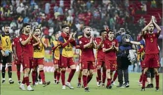  ?? FOTO: SIRVENT ?? Un equipo agradecido a su afición Sintieron el apoyo de la grada ante los germanos