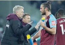  ?? — Reuters ?? West Ham United manager David Moyes speaks with Andy Carroll.