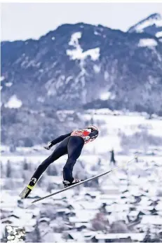  ?? FOTO: DANIEL KARMANN/DPA ?? Lokalmatad­or Karl Geiger sprang im verschneit­en Oberstdorf 127 und 136,5 Meter weit.