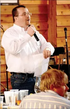  ?? Emily Jessen/Special to the Herald-Leader ?? Pastor Wayne Thomas, director of Kind at Heart Ministries, spoke during the banquet.