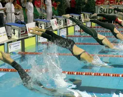  ??  ?? Obiettivi Una gara di nuoto: il maxi impianto permetterà competizio­ni