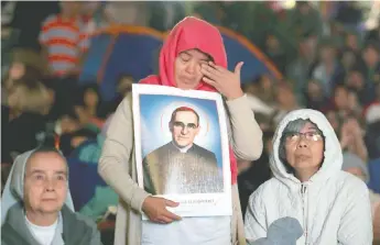 ??  ?? Una mujer llora en el momento de escuchar la proclamaci­ón de San Óscar Arnulfo Romero.