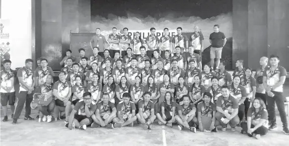  ??  ?? Prof. Henry Daut (last row, second from left), PSI's deputy national director and grassroots developmen­t head, and PSC-7 Executive Director Boobi Kintanar (last row, extreme left) pose with the participan­ts during the formal launching of PSC's SMART ID...