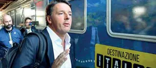  ??  ?? Atteso Il segretario del Partito democratic­o, Matteo Renzi, davanti al suo treno elettorale